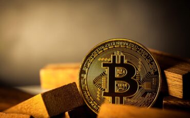 ac7e1451-bitcoin-cryptocurrency-digital-money-golden-coin-technology-business-concept_640221-102